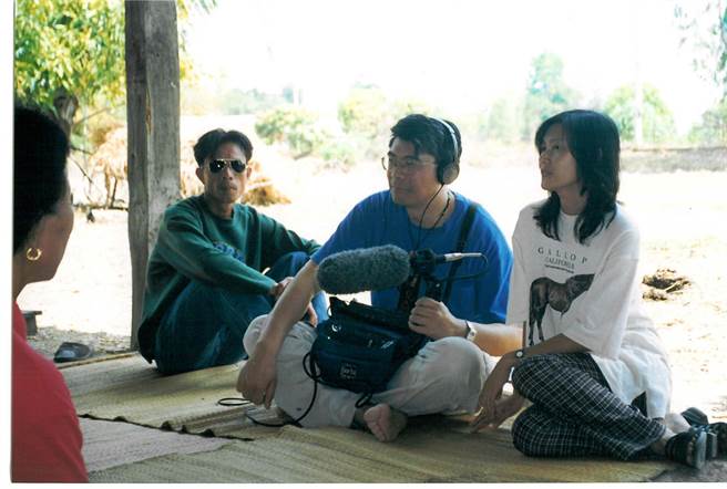 李道明（中）获TIDF杰出贡献奖，图为拍摄纪录片《离乡背井去打工》工作照。（TIDF提供）