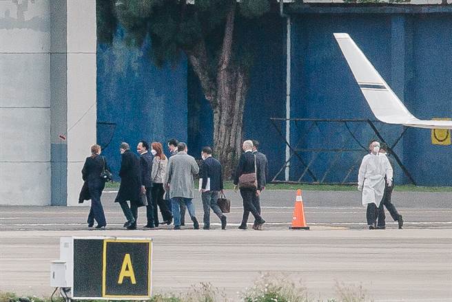 美国前参谋首长联席会议主席穆伦（Michael Glenn Mullen）1日率团访台，访问团专机下午抵达松山机场。(郭吉铨摄)