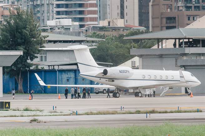美国前参谋首长联席会议主席穆伦（Michael Glenn Mullen）1日率团访台，访问团专机下午抵达松山机场。(郭吉铨摄)