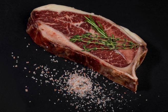 网友的姐姐看到桌上1罐玫瑰盐破口大骂「你不知道我对玫瑰过敏吗？」要求换盐巴，而该网友解释玫瑰盐并没有玫瑰成分。（示意图/Shutterstock提供）