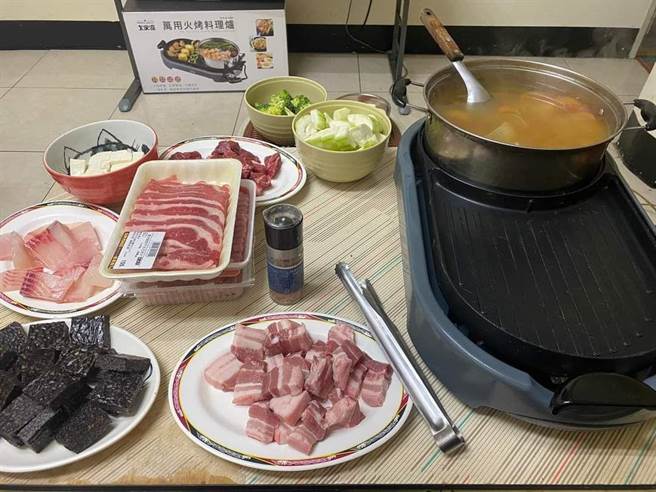 网友的姐姐看到桌上1罐玫瑰盐破口大骂「你不知道我对玫瑰过敏吗？」要求换盐巴，而该网友解释玫瑰盐并没有玫瑰成分。（翻摄自脸书「爆废公社」）