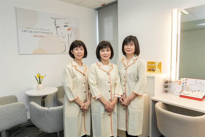 台湾资生堂社会关怀美容中心 经预约可为消费者安排一对一谘询 (左)廖妙珠老师(中)李玉梅课长(右)陈怡君老师。（资生堂提供） 