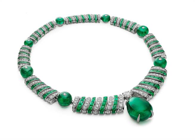 宝格丽Emerald Elipse祖母绿项炼，主石是重达62.04克拉梨形祖母绿。（BVLGARI提供）