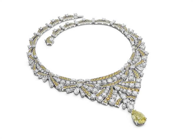 宝格丽Imperial Diamond黄钻项炼设计灵感源自知名作家张爱玲，主石为12.16克拉梨形切割艳彩黄钻。（BVLGARI提供）
