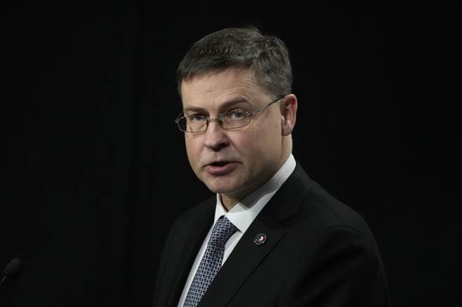 欧盟执委会副主席杜姆布罗夫斯基斯（Valdis Dombrovskis）2月28日宣布，欧盟订于4月1日与中国举行峰会，意在舒缓双方间的紧张关系。(图／美联社)