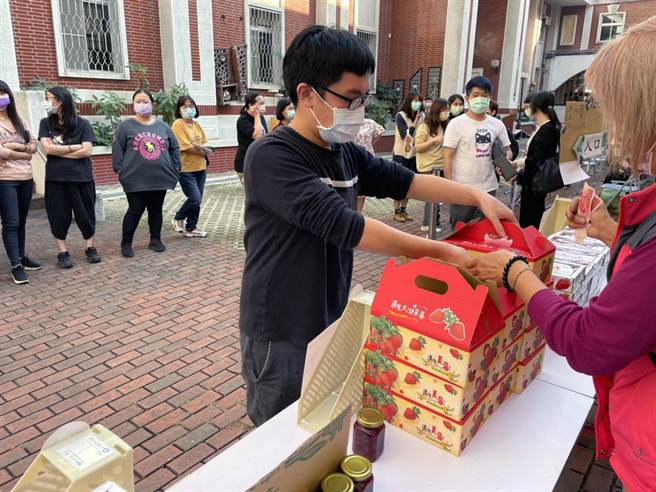 行政执行署台南分署联合拍卖会变卖的草莓，每人限购2盒。（台南分署提供／洪荣志台南传真）