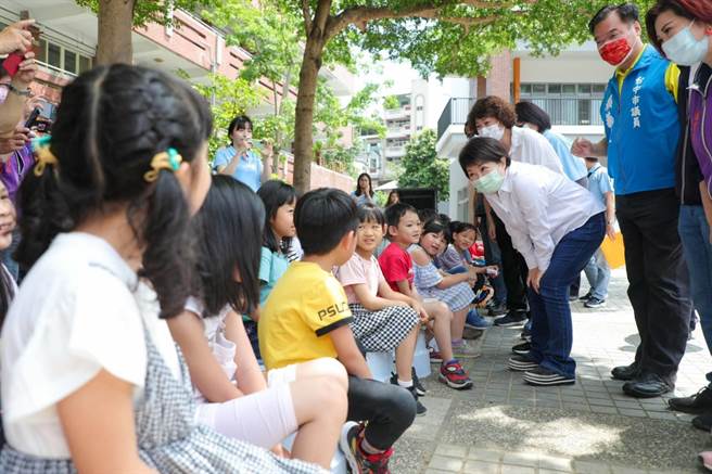 美丽岛电子报公布「2022台中市长选情民调」 ，台中市民对市长卢秀燕信任度达69.4％，施政满意度逾7成。（台中市府提供／卢金足台中传真）