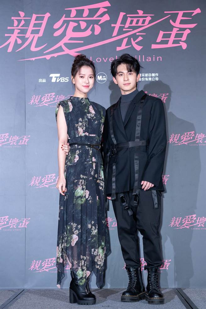 林晖闵（右）、项婕如参与《亲爱坏蛋》演出。（TVBS提供） 