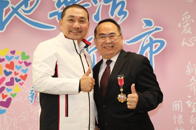新北市长侯友宜颁赠一等服务奖章给社会局副局长林昭文，表彰他服务公职近40年和对新北社福10年的贡献。（新北市社会局提供）