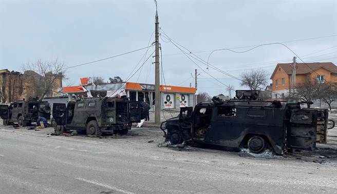 烧得焦黑的俄罗斯多用途「虎」（Tigr）-M全地形步兵机动车2月28日被弃置乌克兰东部大城哈尔科夫市（Kharkiv）街头。（路透）