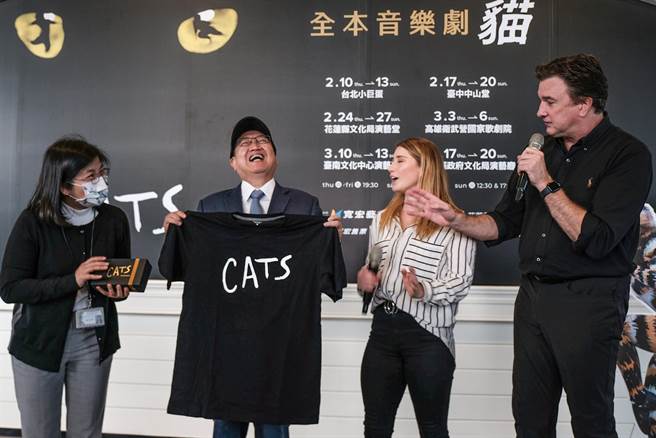 經典百老匯音樂劇《貓》將到新竹縣演出，演員布萊德．利托（左自右）、多明尼克．漢米爾頓贈送Cat帽子和衣服等禮物，縣長楊文科笑開懷。（羅浚濱攝）