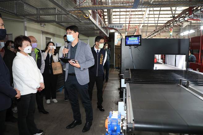 市長盧秀燕1日參訪明昌大發廠，肯定明昌公司根留台中兼具傳承與創新。(台中市政府提供)