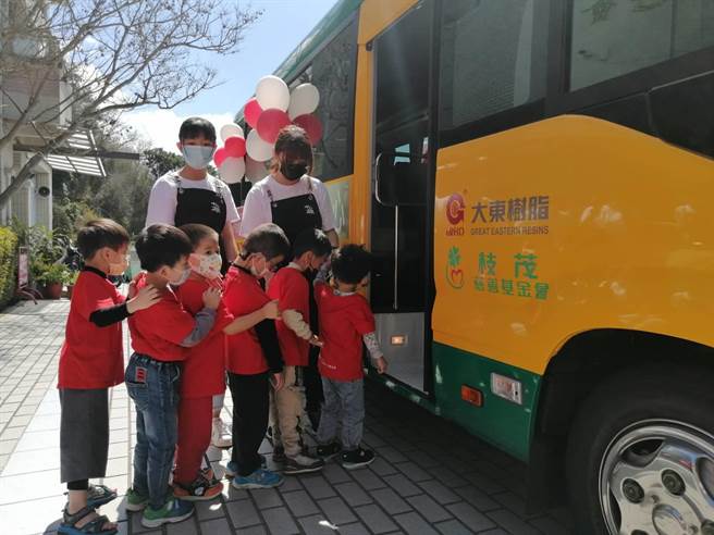 台中大東樹脂化學公司老董廖光亮等人發起募款，捐助十方啟能中心，揮別25年漏水交通車。（十方啟能中心提供）