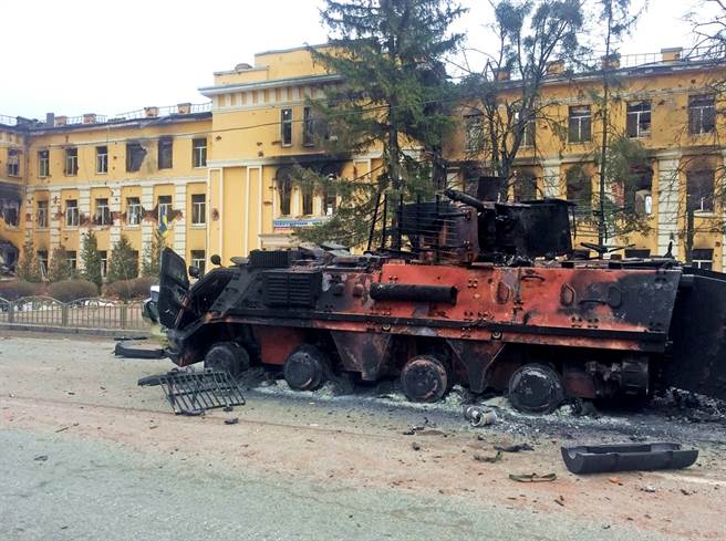 俄羅斯軍隊28日轟炸烏克蘭第2大城哈爾科夫（Kharkiv）的住宅區。圖為一輛烏克蘭裝甲車在轟炸中被炸毀。（圖／路透社）