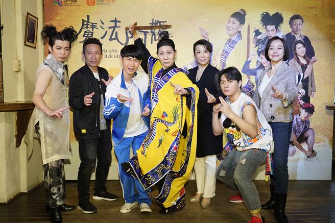 自台灣動畫《魔法阿媽》改編，春河劇團近期推出同名舞台劇，並由團長郎祖筠（左四）飾演主角魔法阿媽。（春河劇團提供）