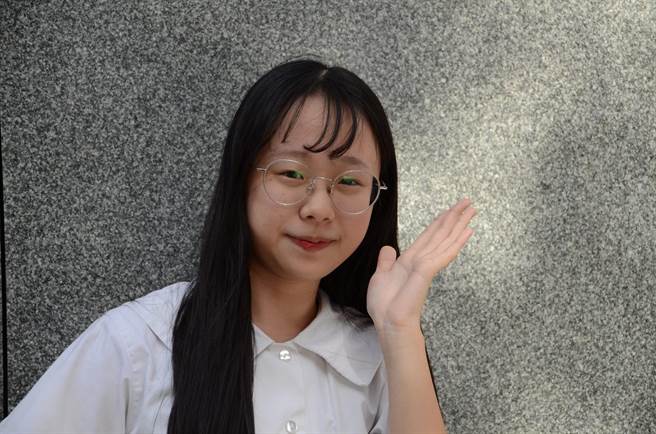 金陵女中黄钰庭同学学测成绩达全校最高分54级分。（新北市教育局提供）