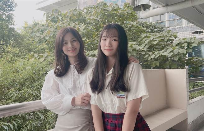 锦和高中李庭邑同学(右)学测成绩优异，感谢老师指导。（新北市教育局提供）