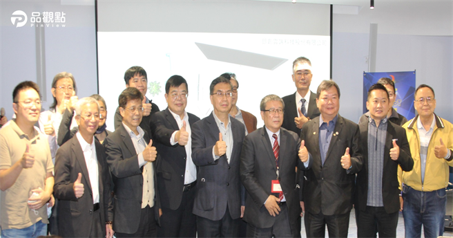 产官等各界合作，推动亚湾新创园（左：高雄市长室专门委员杨孟凡，右：银创云端科技董事长黄水成。）