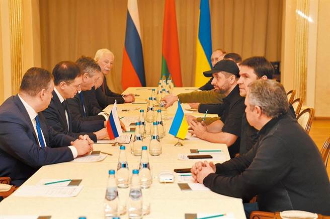 俄乌周一于乌克兰与白俄罗斯边境的戈麦市（Gomel）展开谈判。乌克兰（右方）派出国防部长与高层官员参与，但俄国代表团却由前文化部长梅金斯基（Vladimir Medinsky）领军参与。图／路透
