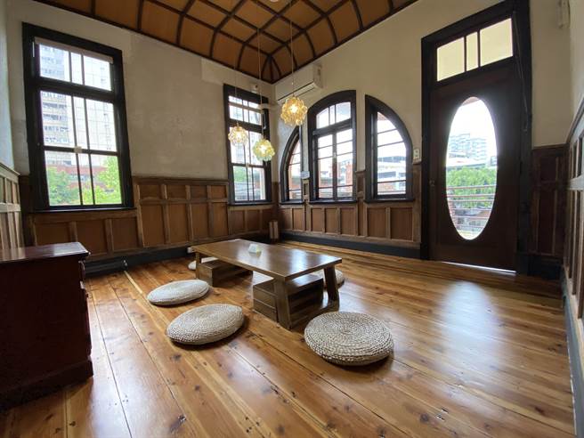 馨苑小料理进驻一德洋楼后将日式洋楼改装成咖啡区，提供咖啡、甜点。（冯惠宜摄）