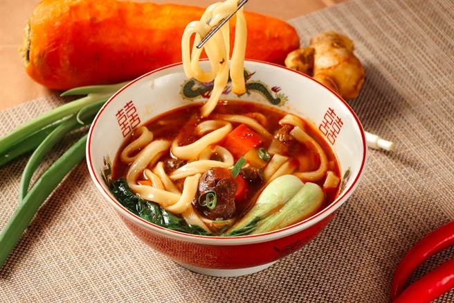 馨苑小料理进驻一德洋楼后，不但供应午晚餐，还有海鲜粥、牛肉麵等下午餐。（馨苑小料理提供／冯惠宜台中传真）