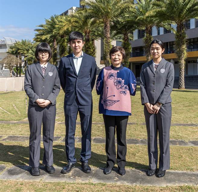 南投状元四科58级分同学汤咏乔(左1)和王楷瑄(右1)露出开心笑容，与普台高中林秋惠校长及班导周汉羽合影。