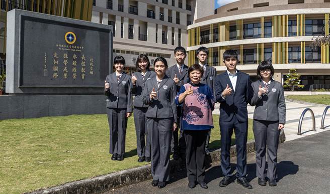 四科56级分以上同学与普台高中林秋惠校长、班导开心合影。