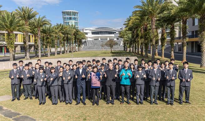 学测级分优异同学与普台高中林秋惠校长(第一排左5)、班导周汉羽、骆智杰、周全章欢喜合影。