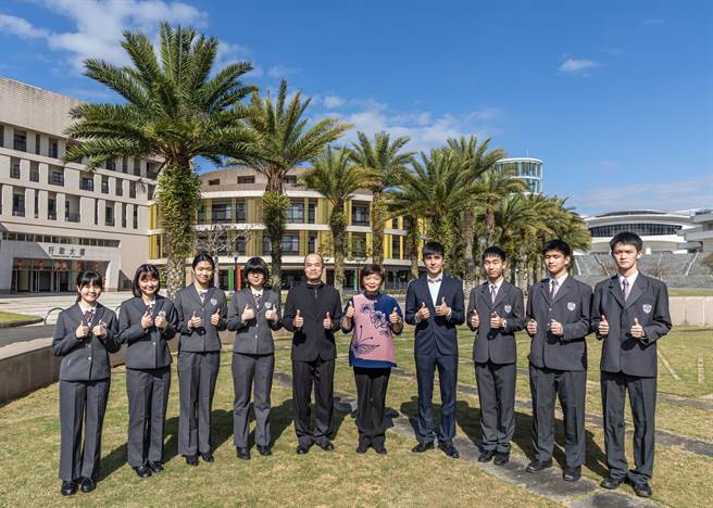 学测级分优异同学与普台高中林秋惠校长、班导周汉羽、骆智杰欢喜合影。