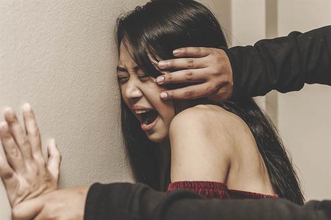 1名网友说自己的女友平时不喜欢做爱时射在嘴里，某次他喝醉与女友做爱，糊涂之下直接射对方嘴里，当下甚至大喊「尔安敢轻吾射」，女友最后气炸提分手。（示意图/Shutterstock提供）