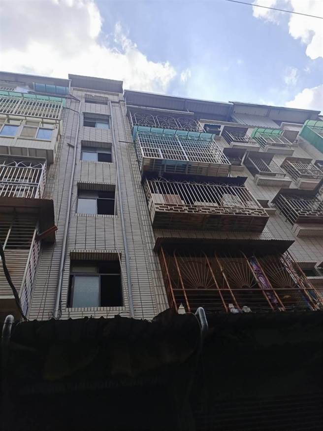 屋主整理三重閒置房子　驚見女乾屍躺在床上。(戴上容翻攝)
