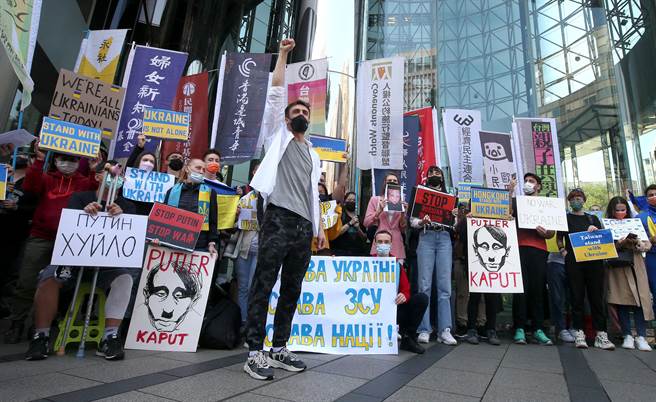 多位在台烏克蘭人和台灣公民團體再度前往莫斯科駐台北代表處外召開記者會，披著烏克蘭國旗高舉「支持烏克蘭」、「停止戰爭」等標語抗議俄羅斯入侵，要求俄羅斯立刻撤軍、停止侵略戰爭。（趙雙傑攝）