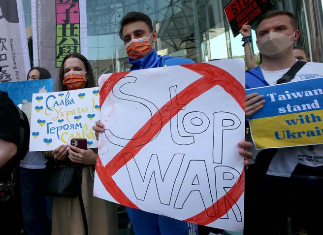 多位在台烏克蘭人和台灣公民團體再度前往莫斯科駐台北代表處外召開記者會，披著烏克蘭國旗高舉「支持烏克蘭」、「停止戰爭」等標語抗議俄羅斯入侵，要求俄羅斯立刻撤軍、停止侵略戰爭。（趙雙傑攝）