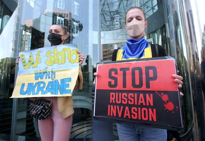 多位在台烏克蘭人和台灣公民團體再度前往莫斯科駐台北代表處外召開記者會，披著烏克蘭國旗高舉「支持烏克蘭」、「停止戰爭」等標語抗議俄羅斯入侵，要求俄羅斯立刻撤軍、停止侵略戰爭。（趙雙傑攝）