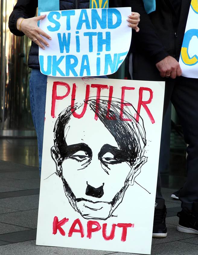 多位在台烏克蘭人和台灣公民團體再度前往莫斯科駐台北代表處外召開記者會，披著烏克蘭國旗高舉「支持烏克蘭」、「停止戰爭」等標語抗議俄羅斯入侵，要求俄羅斯立刻撤軍、停止侵略戰爭，並製作海報諷刺俄羅斯總統普丁，認為他是獨裁者。（趙雙傑攝）