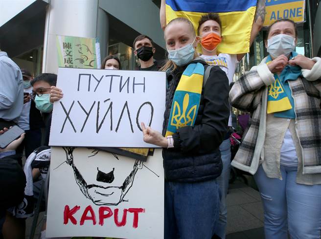 多位在台烏克蘭人和台灣公民團體再度前往莫斯科駐台北代表處外召開記者會，披著烏克蘭國旗高舉「支持烏克蘭」、「停止戰爭」等標語抗議俄羅斯入侵，要求俄羅斯立刻撤軍、停止侵略戰爭，有人比出不雅手勢抗議俄羅斯總統普丁發起戰爭。（趙雙傑攝）