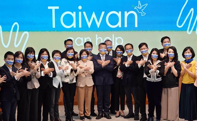俄羅斯入侵烏克蘭，立法院副院長蔡其昌（中）1日舉行「Taiwan Can Help」人道行動記者會，宣布與企業集資捐助1000萬元，立委們也加入援助烏克蘭難民行列，共同捐出1日所得。（姚志平攝）