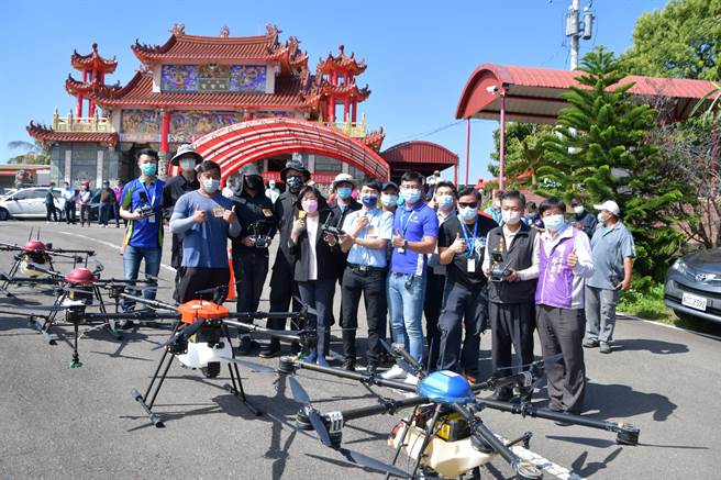 彰化县长王惠美与农政单位代表上午前往彰化市香山明圣宫，了解最新的无人机喷洒黑疆菌防堵荔枝椿象的状况。（谢琼云摄）