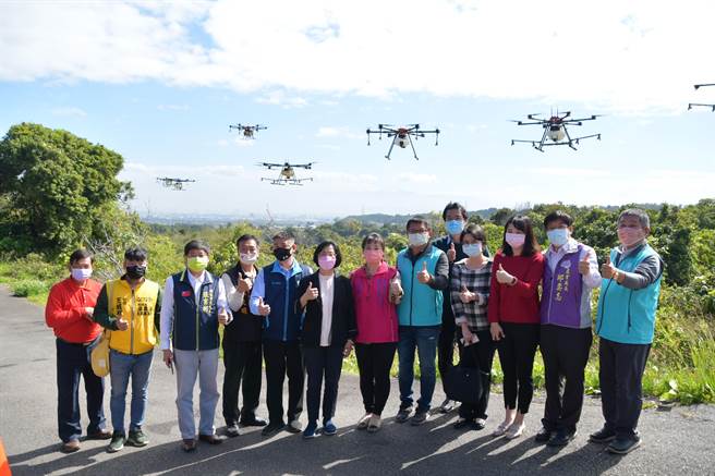 彰化县长王惠美与农政单位代表上午前往彰化市香山明圣宫，了解最新的无人机喷洒黑疆菌防堵荔枝椿象的状况。（谢琼云摄）