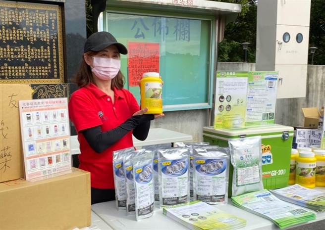 彰化县政府去年以无人机喷洒皂素，温和且对环境友善，防治成效不错；今年再进一步引进气象资讯、AI辨识科技，并与产官学界合作，改喷洒黑疆菌友善资材，盼能更有效防堵荔枝椿象，让农民的荔枝龙眼都有好收成。（谢琼云摄）