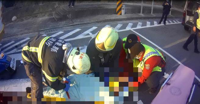 苗栗县后龙镇新港一路1日傍晚5点多发生68岁男子自撞大巴士命危，后龙消防分队人员赶往救出送医。（读者提供／谢明俊苗栗传真）