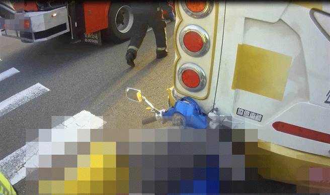 苗栗县后龙镇新港一路1日傍晚5点多发生68岁男子自撞大巴士命危。（读者提供／谢明俊苗栗传真）