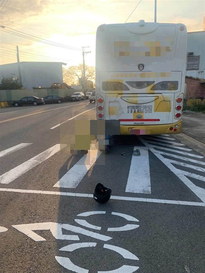 苗栗县后龙镇新港一路1日傍晚5点多发生68岁男子自撞大巴士命危。（读者提供／谢明俊苗栗传真）