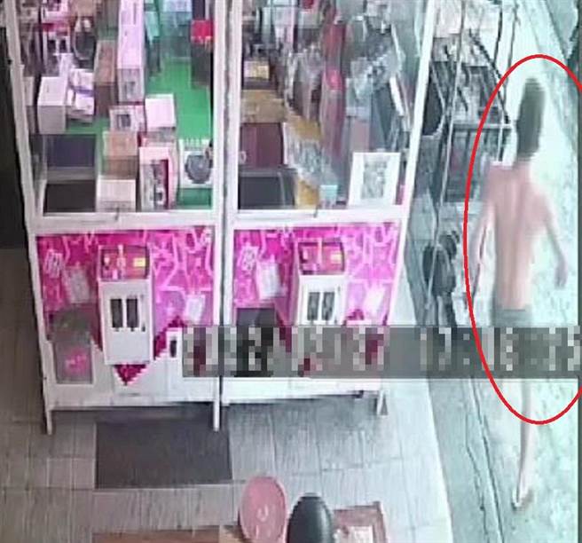 看到小偷进入住宅行窃，陈姓学生（红圈处）只穿着内裤就往外追。（翻摄照片／林瑞益高雄传真）