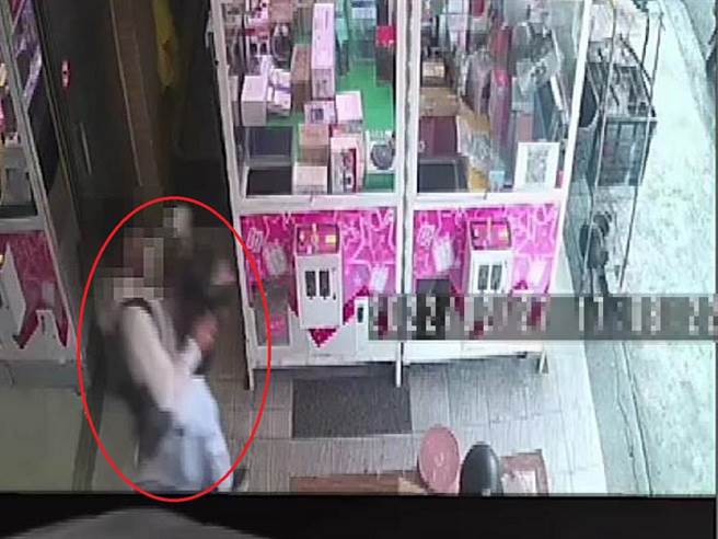 一名身穿白衣的小偷（红圈处）到湖内区某住宅行窃。（翻摄照片／林瑞益高雄传真）