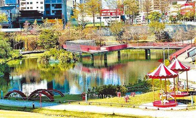 不少网友喜欢台中天气舒适，是心中首选的城市。图为秋红谷生态公园，拥有大片绿意与湖景。（资料照／卢金足摄）