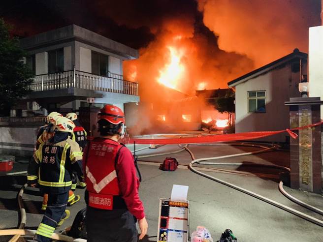 桃園平鎮工廠大火1人逃出是否還有人受困消防人員搜救中。(消防局提供／呂筱蟬桃園傳真)