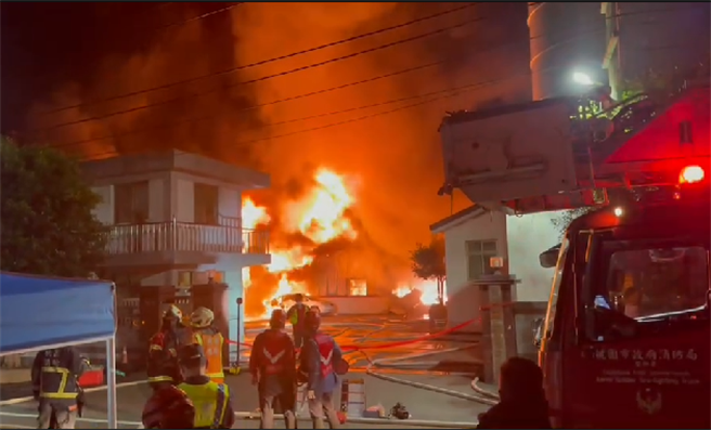 桃園平鎮工廠大火1人逃出是否還有人受困消防人員搜救中。(翻攝照片)