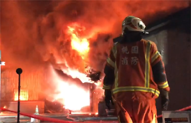 桃園平鎮工廠大火1人逃出是否還有人受困消防人員搜救中。(翻攝照片)