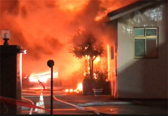 桃園平鎮工廠大火1人逃出是否還有人受困消防人員搜救中。(翻攝照片)